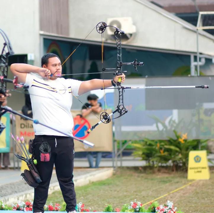 LATIHAN: Sostar Andaru Rinaldi, seorang atlet panahan binaan Klub HR Archery Medan, saat berlatih. (Istimewa)