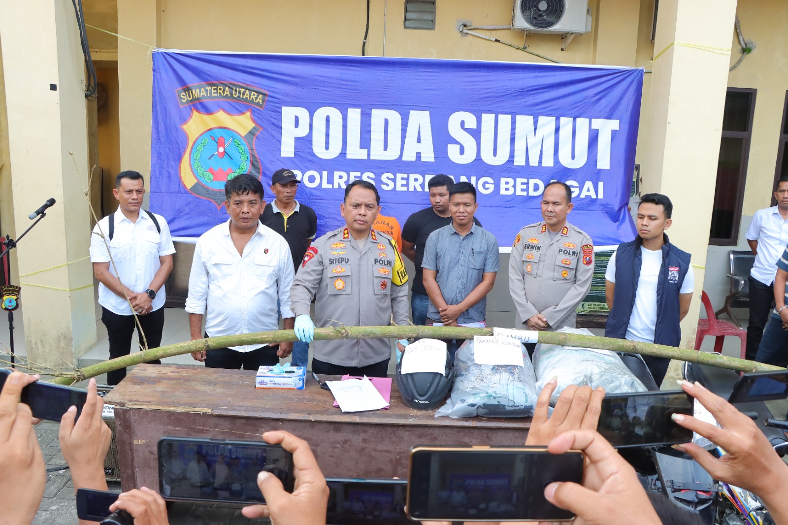 PAPARKAN: Kapolres Sergai AKBP Jhon Hery Sitepu memaparkan tersangka perampokan dan pembunuhan siswi SMP yang ditemukan tewas di dalam goni.  ( FADLY/SUMUT&nbsp;POS)