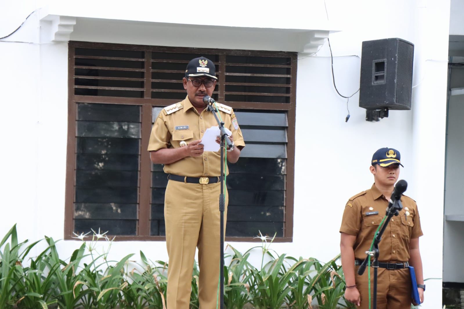 APEL: Wali Kota Binjai, Amir Hamzah saat memimpin apel gabungan&nbsp;di&nbsp;balai&nbsp;kota.(Diskominfo Binjai/Sumut Pos)
