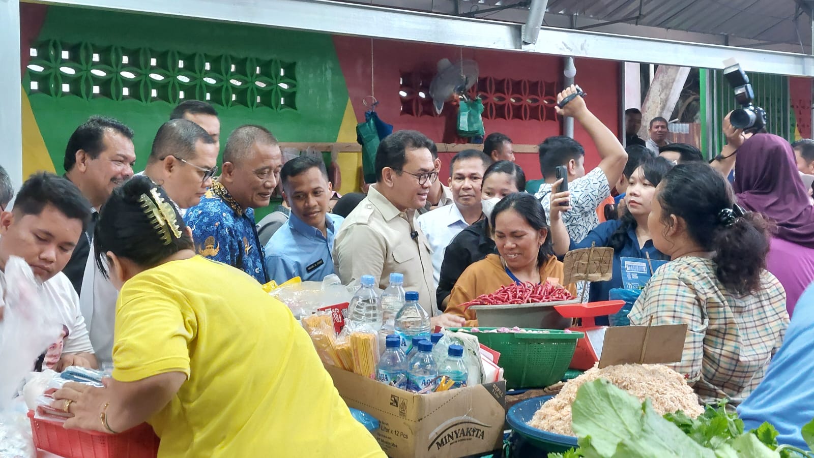 TINJAU: Menteri Perdagangan RI, Budi Santoso meninjau Pasar Sukaramai, Kota Medan, Selasa (17/12/2024). foto: MARKUS PASARIBU/SUMUT&nbsp;POS