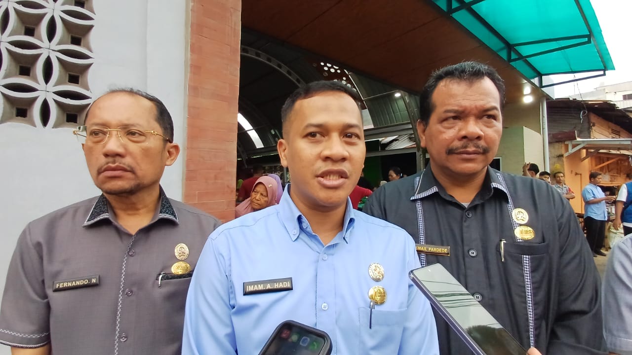 DIDAMPINGI: Plt Dirut PUD Pasar Kota Medan, Imam Abdul Hadi (tengah) didampingi Direktur Operasional, Ismail Pardede (kanan), serta Direktur Administrasi dan Keuangan, Fernando H Napitupulu (kiri).