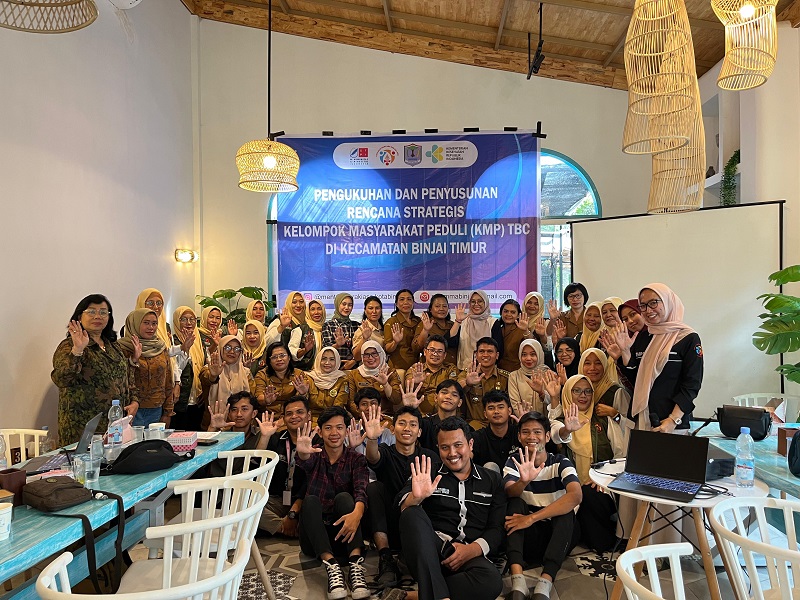 PENGUKUHAN: Foto bersama usai pengukuhan kelompok masyarakat peduli TBC Kecamatan&nbsp;Binjai&nbsp;Timur.(Istimewa/Sumut Pos)