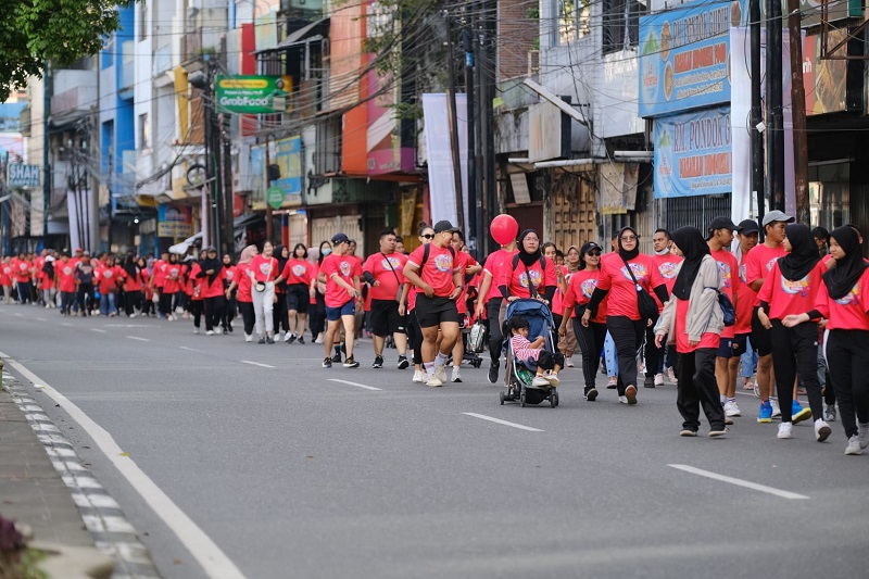 SANTAI: Peserta Fun Walk Alfamart 2024 di Kota Medan sedang berjalan santai beserta&nbsp;keluarga.
