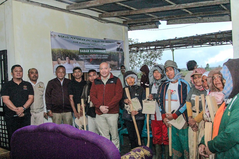 RESES: Anggota DPR RI Fraksi Gerindra, Sabam Rajagukguk, saat reses di Desa Simangaronsang, Doloksanggul, Humbahas, Sumatera Utara, Jumat, 13&nbsp;Desember&nbsp;2024.