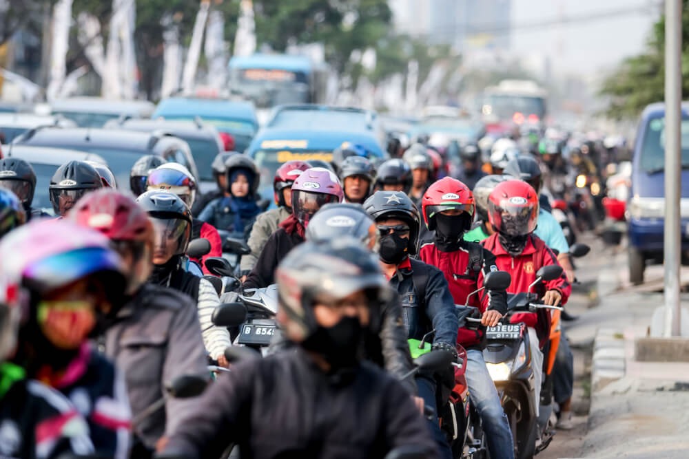 MACET: Pengendara roda dua dan roda empat terjebak macet.&nbsp;(ilustrasi)