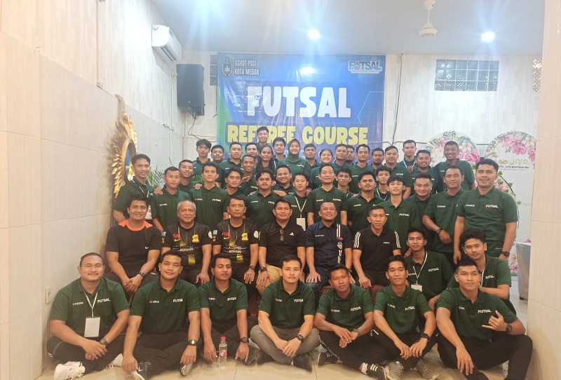 DIABADIKAN: Pelatih dan 40 peserta foto bersama di acara Futsal Regerediabadikan pada  Referee Course. (JULAIKA/SUMUT&nbsp;POS)