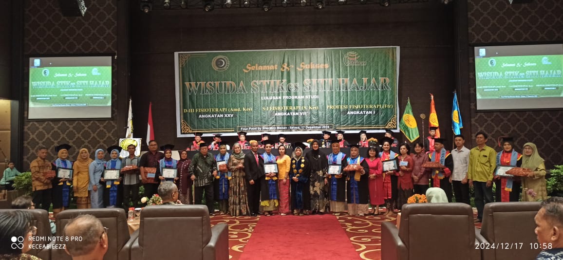 FOTO BERSAMA:  Ketua Yayasan dan Ketua STIKes Siti Hajar foto bersama dengan wisudawan berprestasi. FOTO: JULAIKA/SUMUT&nbsp;POS