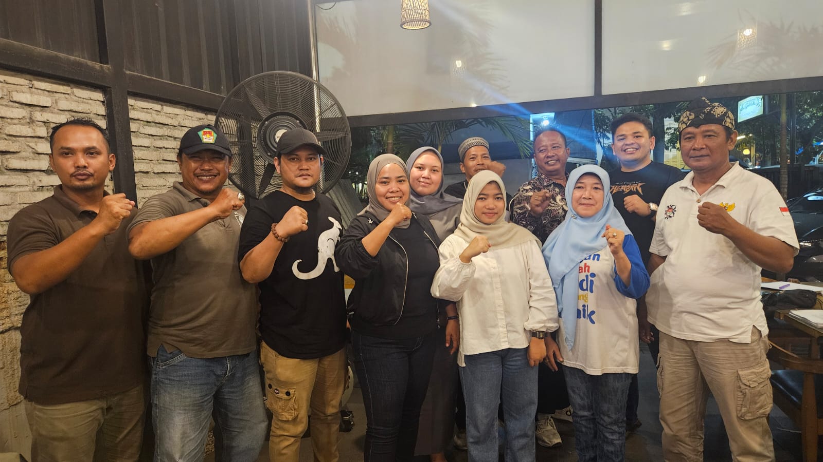MENOLAK: Perwakilan INORGA foto bersama untuk memberikan pernyataan menolak Muskot KORMI Medan versi caretaker di Medan, kemarin. (dok pribadi)