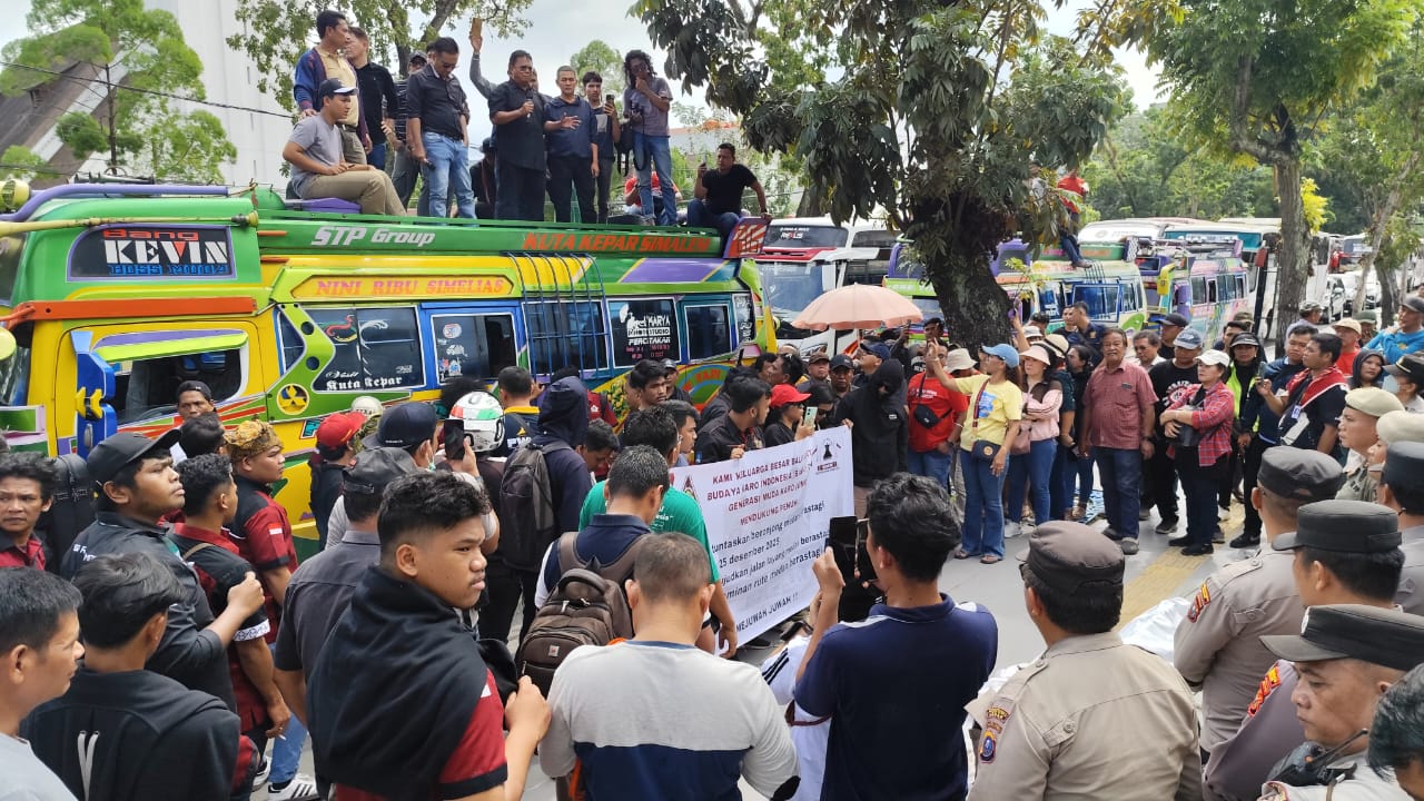 GERUDUK: Puluhan warga, sopir bus, pengusaha transportasi dan mahasiswa mengatasnamakan Forum Masyarakat Nasional (Formanas) melakukan aksi demo terkait infrastruktur dan jalan lintas Medan-Berastagi