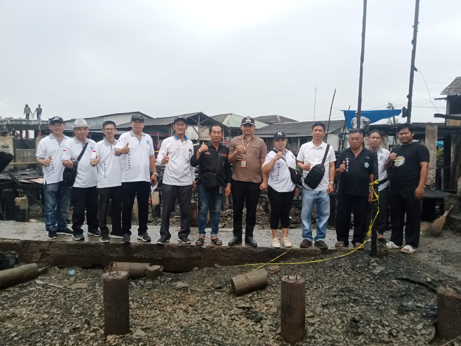 BANTUAN: Paguyuban Sosial Masyarakat Tionghoa Indonesia (PSMTI) Sumut dan Belawan berikan bantuan bagi korban kebakaran di Lingkungan 6, Lorong Pertamina, Kelurahan Bagan Deli, Kecamatan Medan Belawan