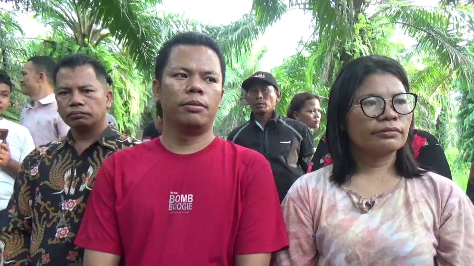 REKONSTRUKSI: Keluarga korban menyaksikan rekontruksi dilokasi pembunuhan di Desa Sampali, Percut Seituan, Deliserdang, Rabu (18/12). ISTIMEWA/SUMUT&nbsp;POS