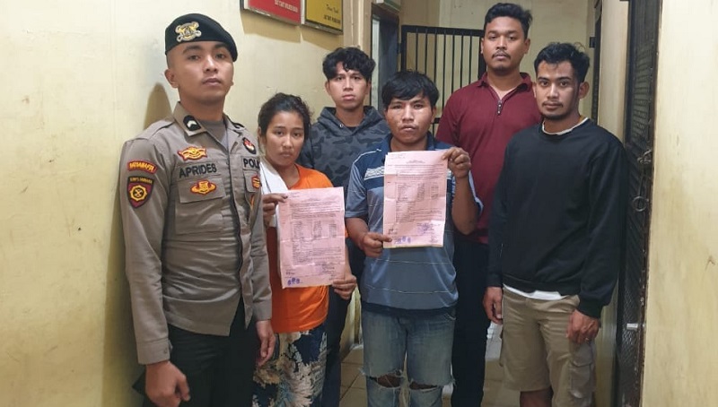 DITANGKAP: Tersangka ES (28) dan istrinya SP (20) saat ditangkap di Simpang Salak Sidikalang, Minggu (15/12/2024).istimewa.