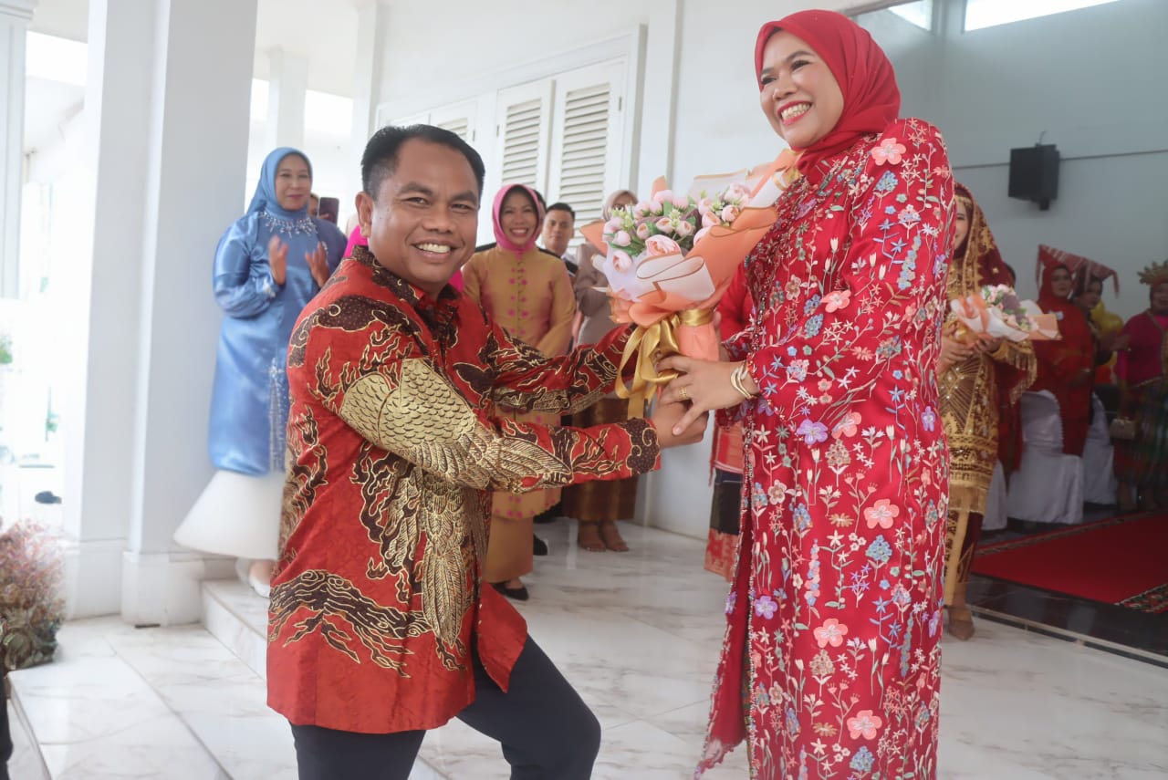 BERIKAN: Bupati Sergai Darma Wijaya saat berikan bucket bunga kepada Ketua TP PKK Sergai, Hj.Rosmaidah Saragih.&nbsp;(FADLY/HAN)