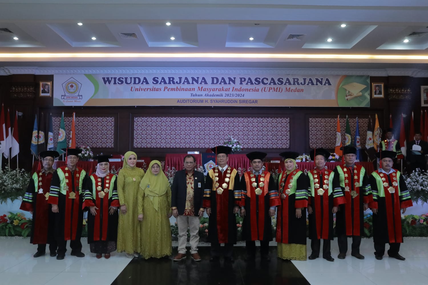 Kepala Lembaga Layanan Pendidikan Tinggi (LLDIKTI) Wilayah I Sumut, Prof Drs Saiful Anwar Matondang MA PhD bersama Rektor dan Ketua Yayasan UPMI Medan&nbsp;saat&nbsp;wisuda.