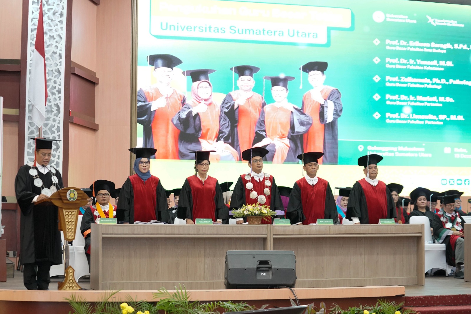 DIKUKUHKAN: USU saat mengukuhkan lima Guru Besar Tetap di Gelanggang Mahasiswa USU, Rabu (18/12). (Dokumen&nbsp;Humas&nbsp;USU)