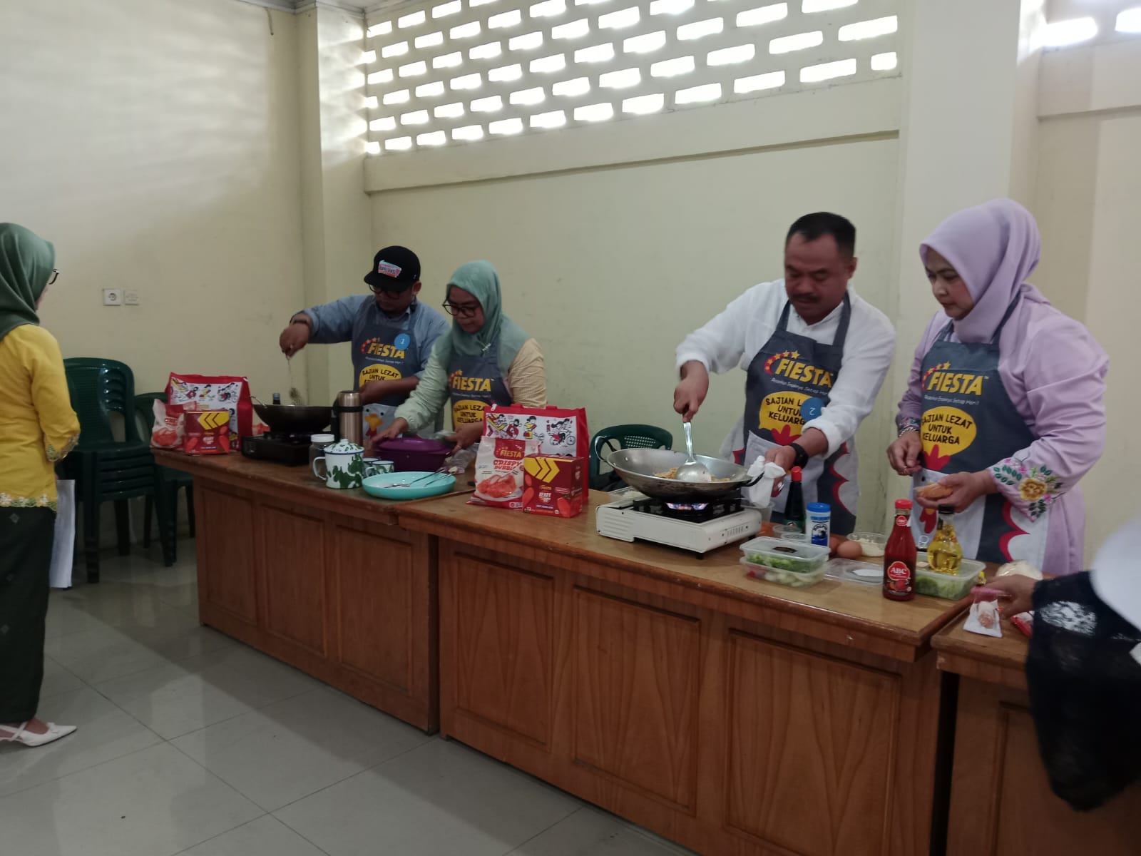 Ikatan Keluarga Wartawan Indonesia (IKWI) Provinsi Sumut memperingati Hari Ibu 2024 dengan berbagai lomba yang digelar di Gedung Parada Harahap Kantor PWI Sumut Jalan Adinegoro, Medan, Kamis&nbsp;(19/12).