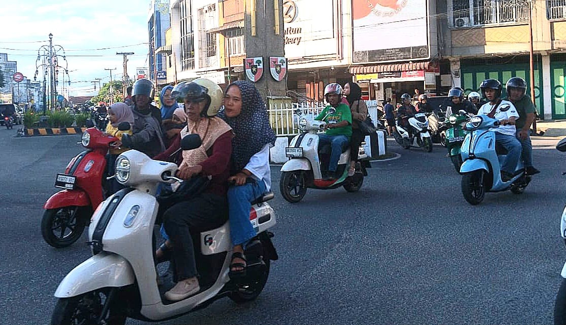 KENDARAI: Para riders merasakan sensasi mengendarai Yamaha Fazzio Hybrid.&nbsp;(Alfa&nbsp;Scorpii)
