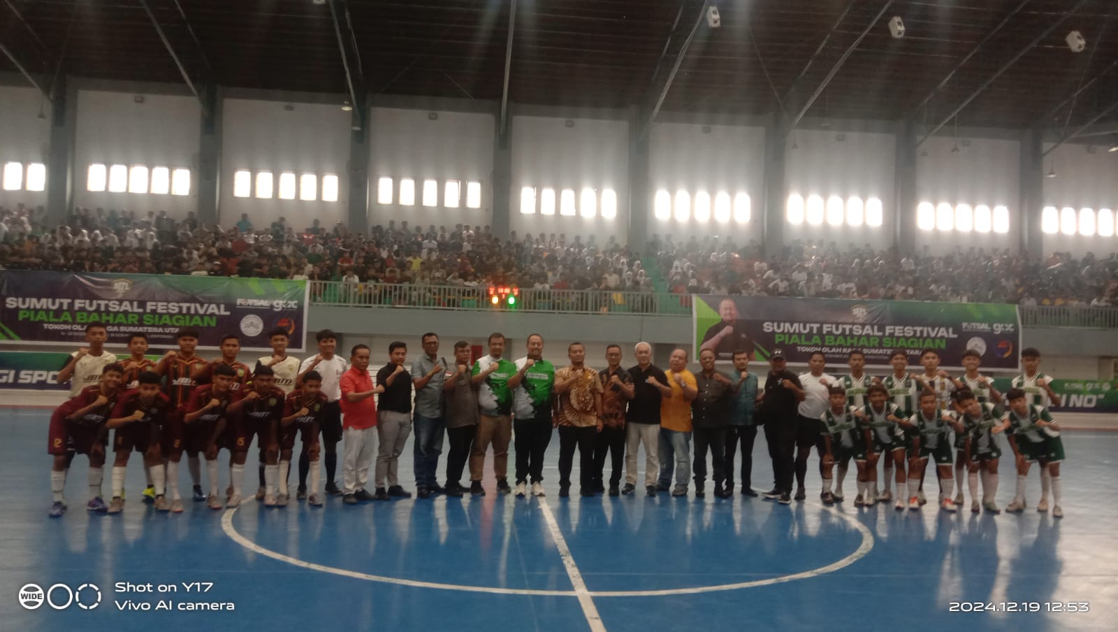 BERSAMA: Tokoh Olahraga Sumut H Baharuddin Siagian bersama undangan dan tim peserta di GOR Futsal Disporasu, Kamis (19/12/2024).&nbsp;(Dok&nbsp;pribadi)