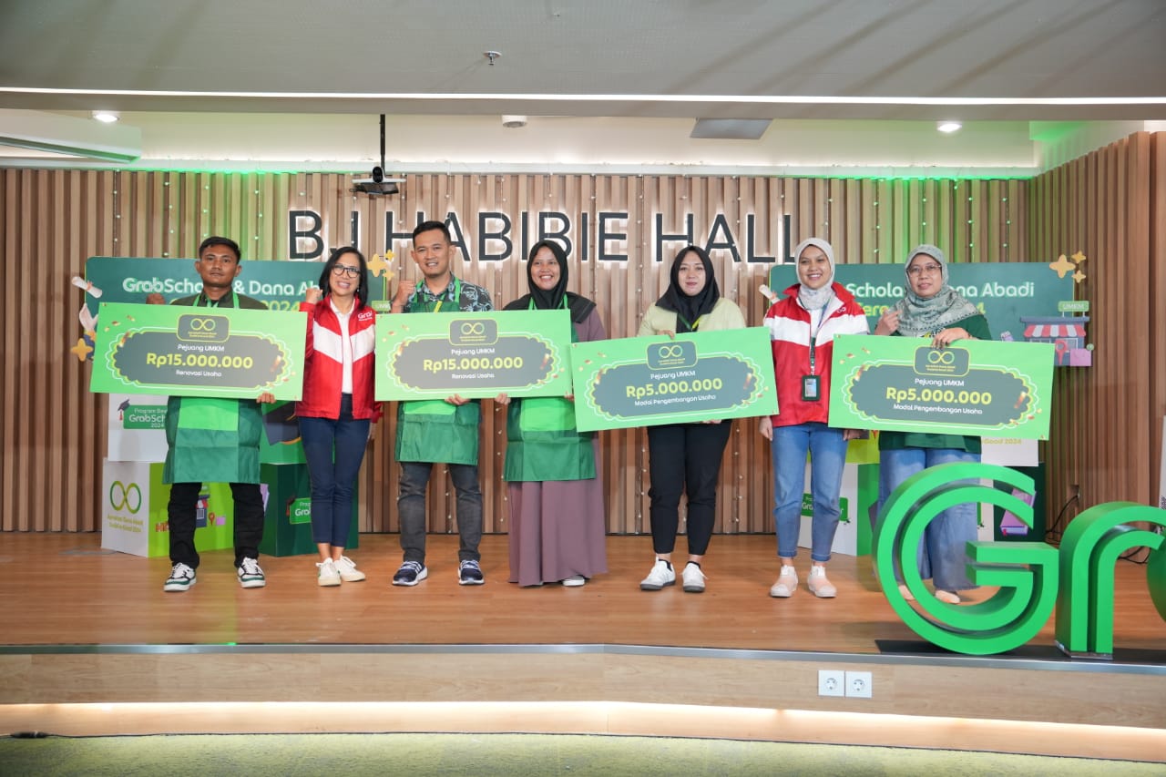 Country Managing Director Grab Indonesia, Neneng Goenadi dan Director of Digital and Sustainability Grab Indonesia, Rivana Mezaya bersama penerima bantuan modal pengembangan usaha, Selasa (17/12/2024)