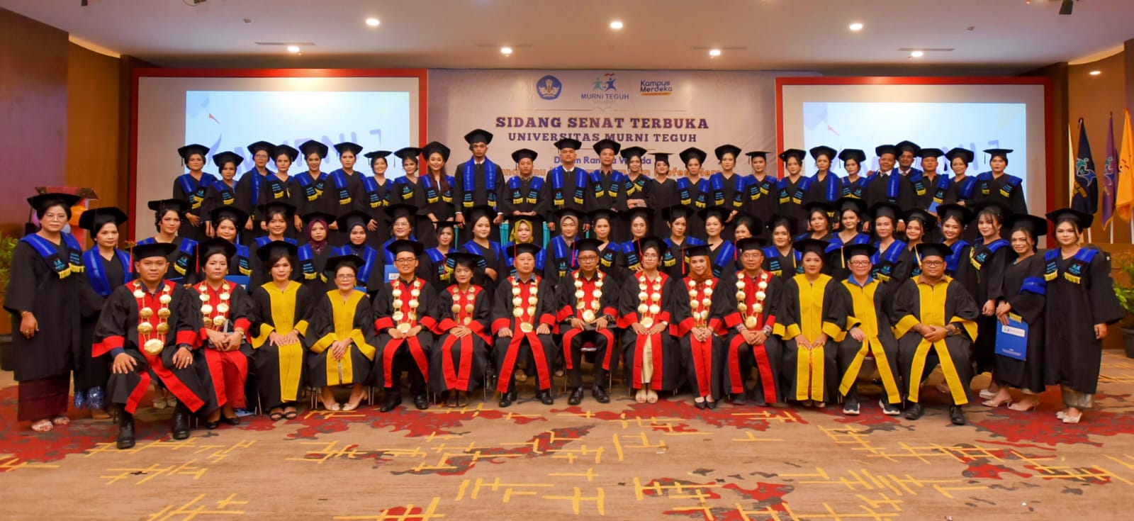 MURNI TEGUH: Wisuda Universitas Murni Teguh di auditorium&nbsp;kampus.(STIMEWA)