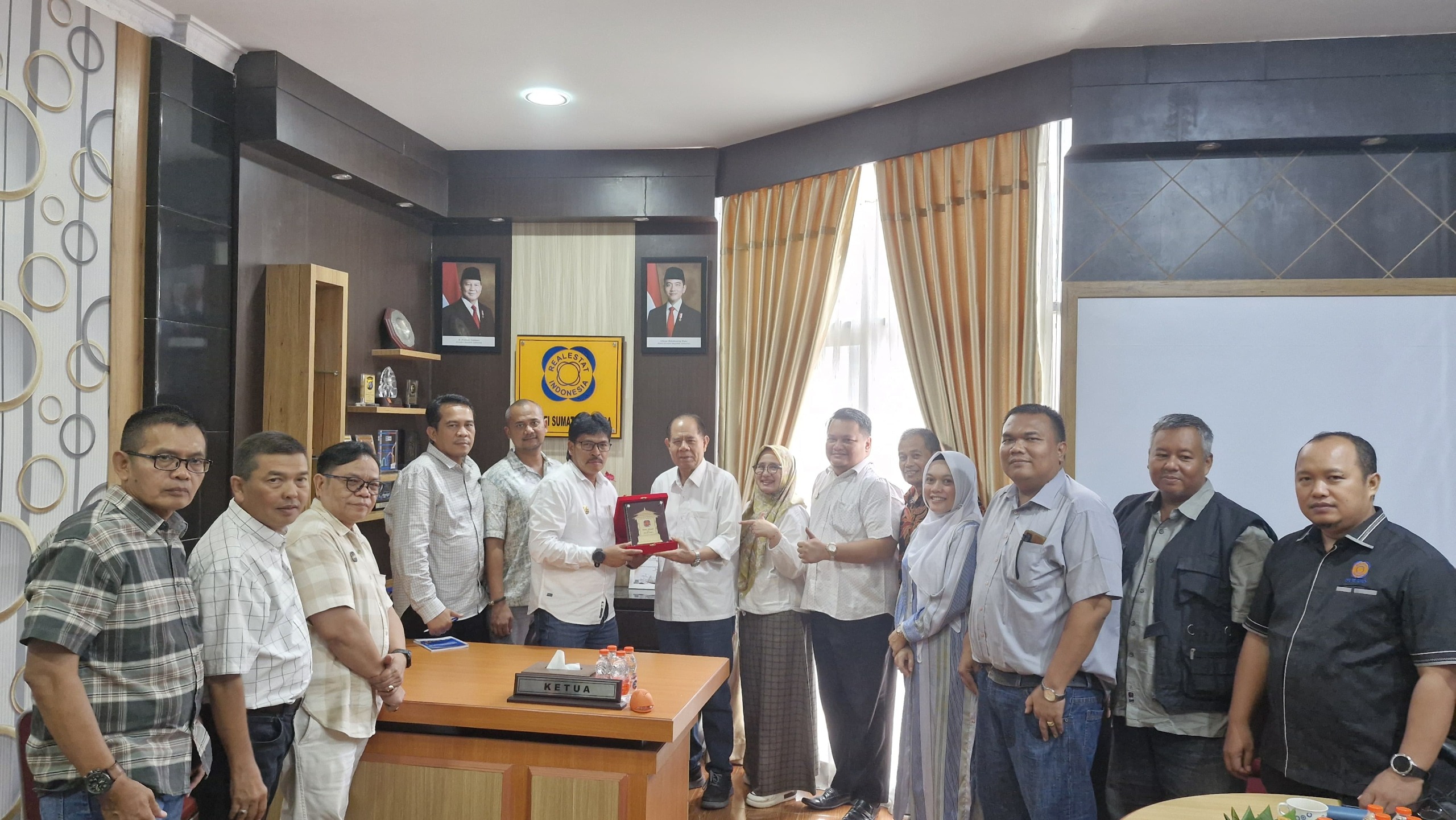 BAHAS: Dewan Pengurus Daerah Real Estat Indonesia (DPD REI) Sumatera Utara (Sumut) menggelar pertemuan strategis dengan Ikatan Konsultan Penilai Bangunan Gedung (IKPBG) di Kantor DPD REI Sumut.