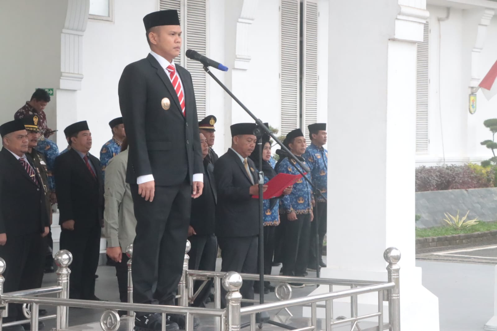 UPACARA: Wabup Sergai H.Adlin Tambunan saat menjadi inspektur upacara di peringatan hari bela negara di Sei Rampah ( 19/12 ) . (istimewa/sumut&nbsp;pos)