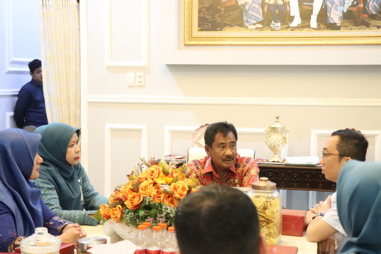 RAPAT: Wali Kota Binjai, Amir Hamzah saat memimpin rapat monitoring dan evaluasi bersama BPJS Ketenagakerjaan.(Diskominfo Binjai/Sumut Pos)