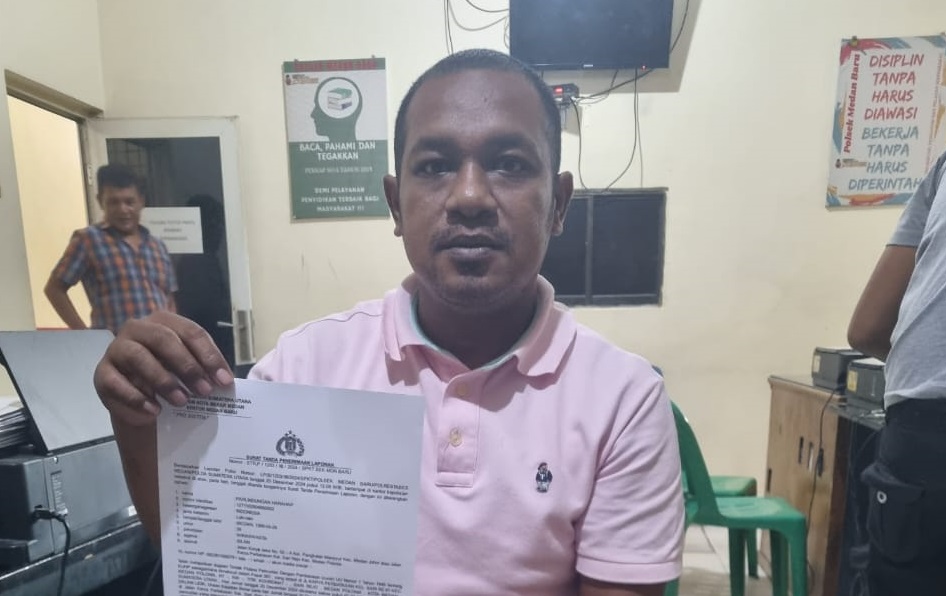 Ain saat melapor ke Polsek Medan Baru. (Ist)