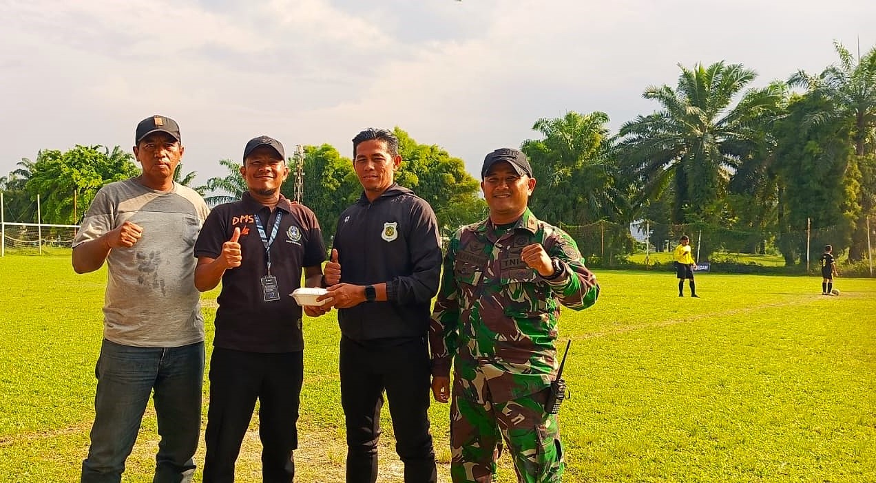 FOTO BERSAMA: Dedy Murphy Siregar (dua dari kiri) foto bersama pelatih SSB Cadika, Tim Keamanan dan Komite Pertandingan. FOTO: JULAIKA/SUMUT&nbsp;POS