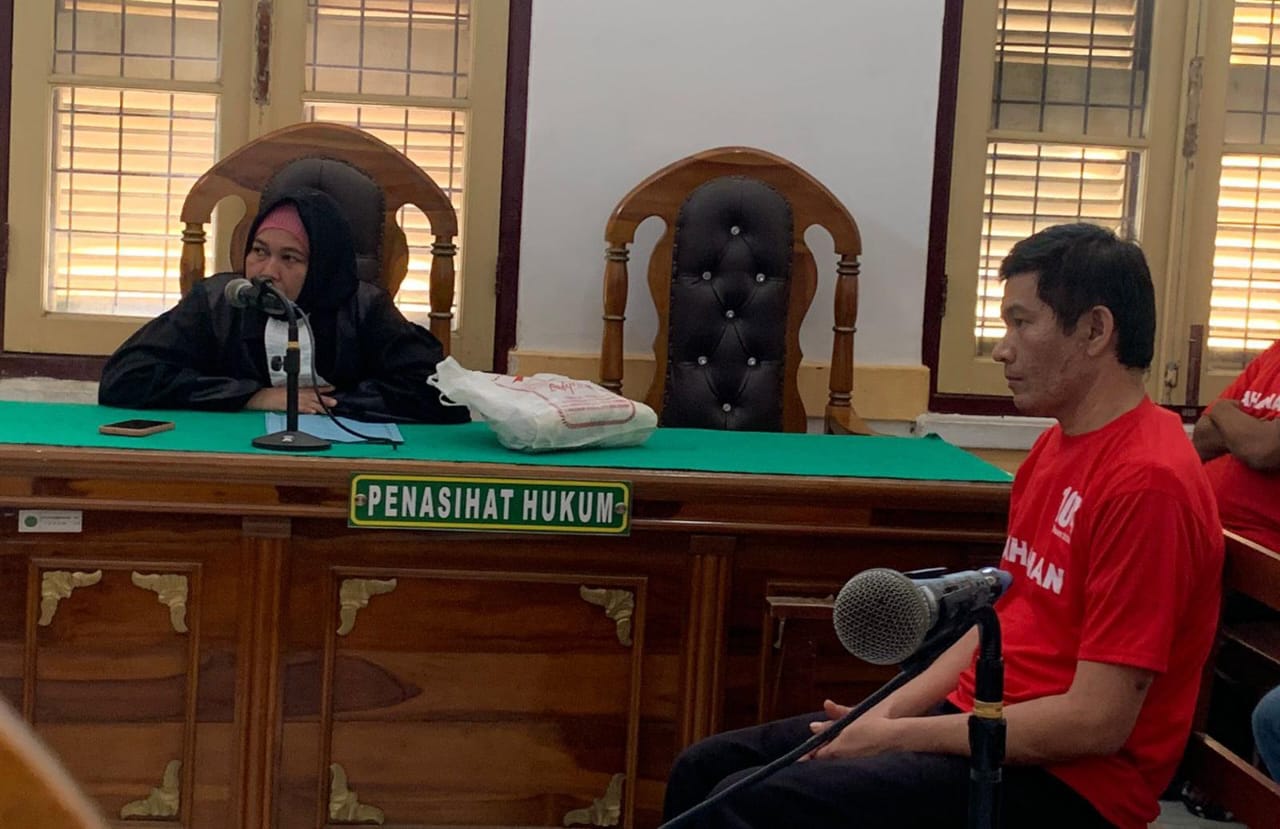 PUTUSAN: Oknum guru karate, Syahwal terdakwa kasus pencabulan menjalani sidang putusan di PN Medan, Jumat (20/12). AGUSMAN/SUMUT&nbsp;POS