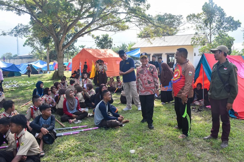 TINJAU: Ketua Kwarcab Gerakan Pramuka Kota Tebingtinggi Kamlan Mursyid didampingi Joni meninjau pelaksanaan kemah akhir tahun kwartir cabang gerakan Pramuka Kota Tebingtinggi.