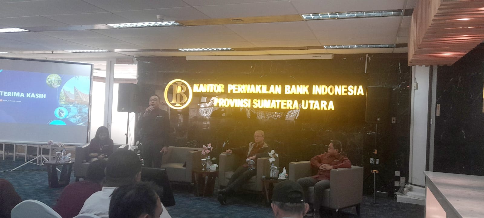 BERSAMA: Kepala Perwakilan BI Sumut, IGP Wira Kusuma bersama lainnya, dalam acara BBM, di KPw BI Sumut, Jalan Balai Kota Medan, Kamis (19/12) sore. Dewi Syahruni&nbsp;Lubis/Sumut&nbsp;Pos