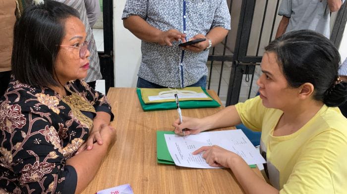 DILIMPAHKAN: Selebgram Ratu Thalisa alias Ratu Entok, saat dilimpahkan tahap dua di kejaksaan. (Dokumen M Agusman/Sumut&nbsp;Pos)