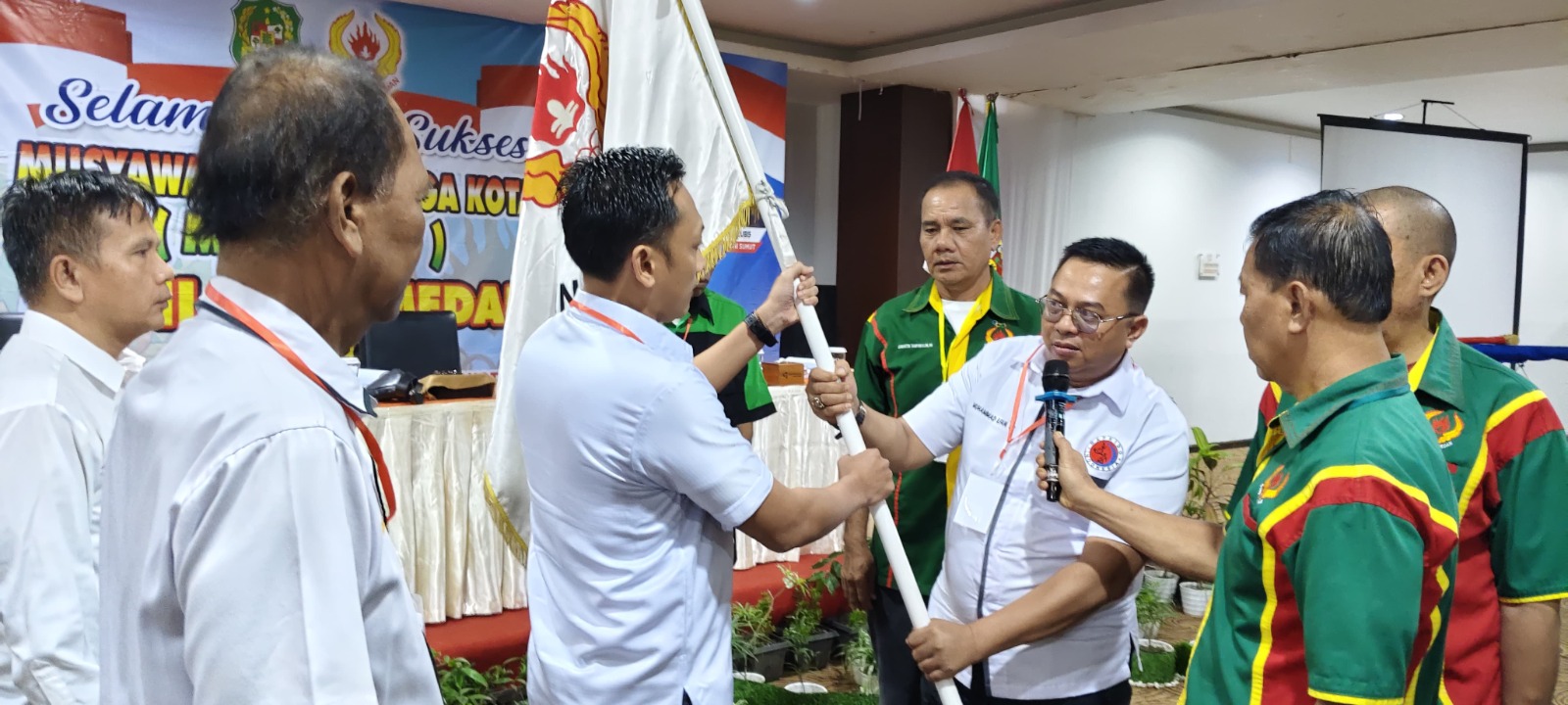 TERIMA: Aswindy Fachrizal menerima pataka setelah tepilih memimpin KONI Kota Medan Periode 2024-2028.&nbsp;(Istimewa)