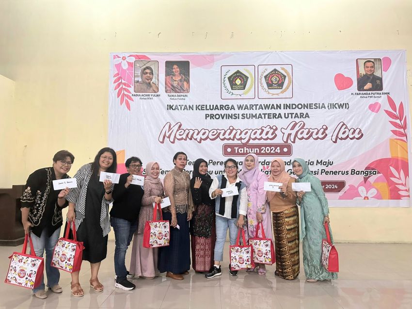Juri lomba karaoke dan peserta foto bersama Ketua IKWI Sumut Fadia Achri Yulan