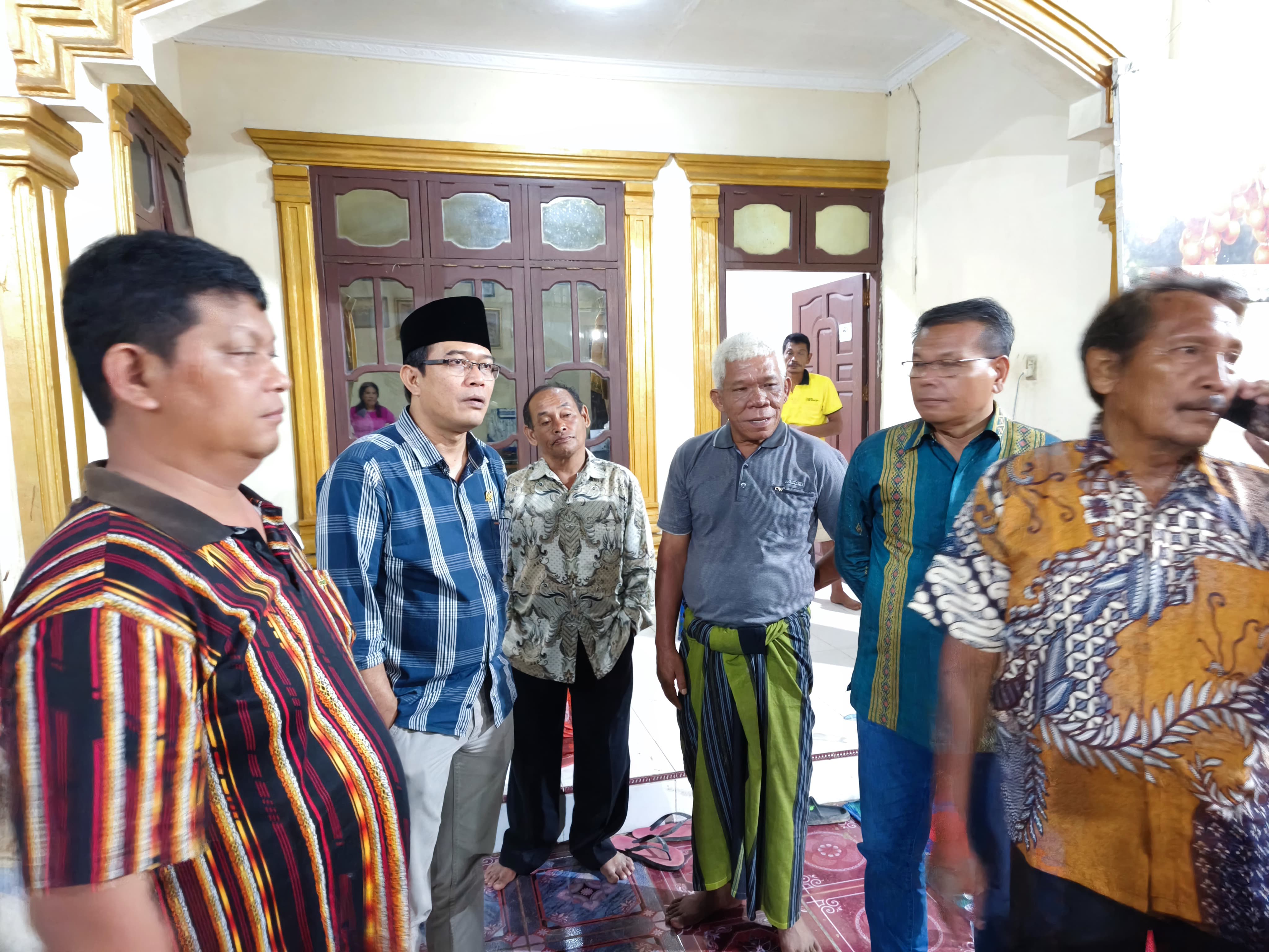 Anggota DPD RI asal Sumatera Utara Pendeta Penrad Siagian (dua kiri) saat meninjau korban banjir bandang di Tapanuli Selatan, Jumat&nbsp;(20/12/2024).