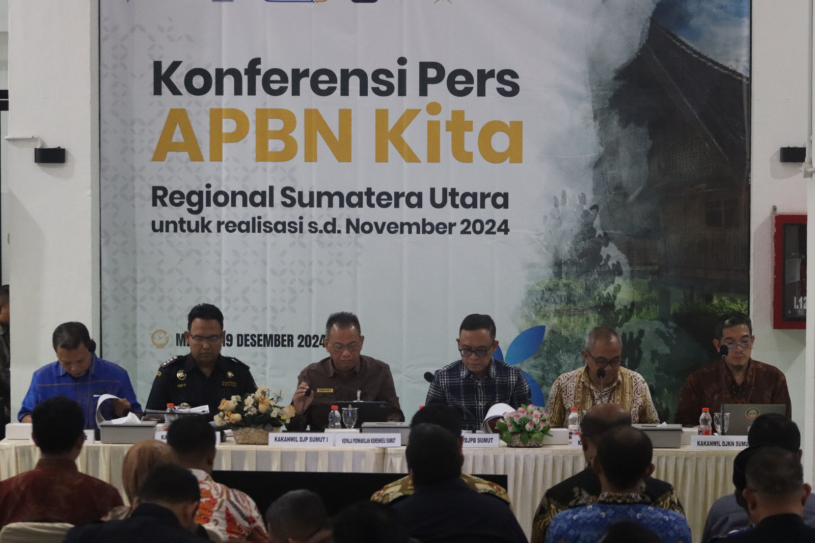 Kepala Perwakilan Kementerian Keuangan Sumatera Utara (Kemenkeu Sumut), yang juga menjabat sebagai Kepala Kanwil DJP Sumut I, Arridel Mindra dan lainnya saat temu pers, di Kantor Kemenkeu Sumut.