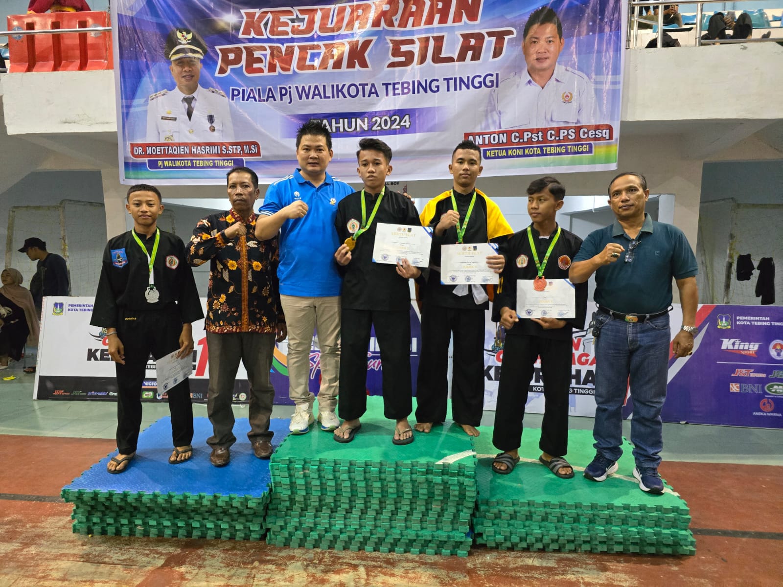 BERSAMA: Sekretaris Dinas Pemuda Olahraga dan Pariwisata Kota Tebingtinggi Safwan didampingi Ketua KONI Tebingtinggi Anton bersama atlet berprestasi pada kejuaraan pencak silat Piala Pj Wali Kota.