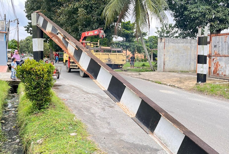 PROTES: Portal dibongkar dan mendapat protes dari masyarakat di Jalan Sei Bangkatan, Kelurahan Tanah Seribu, Binjai Selatan.(Istimewa/Sumut Pos)