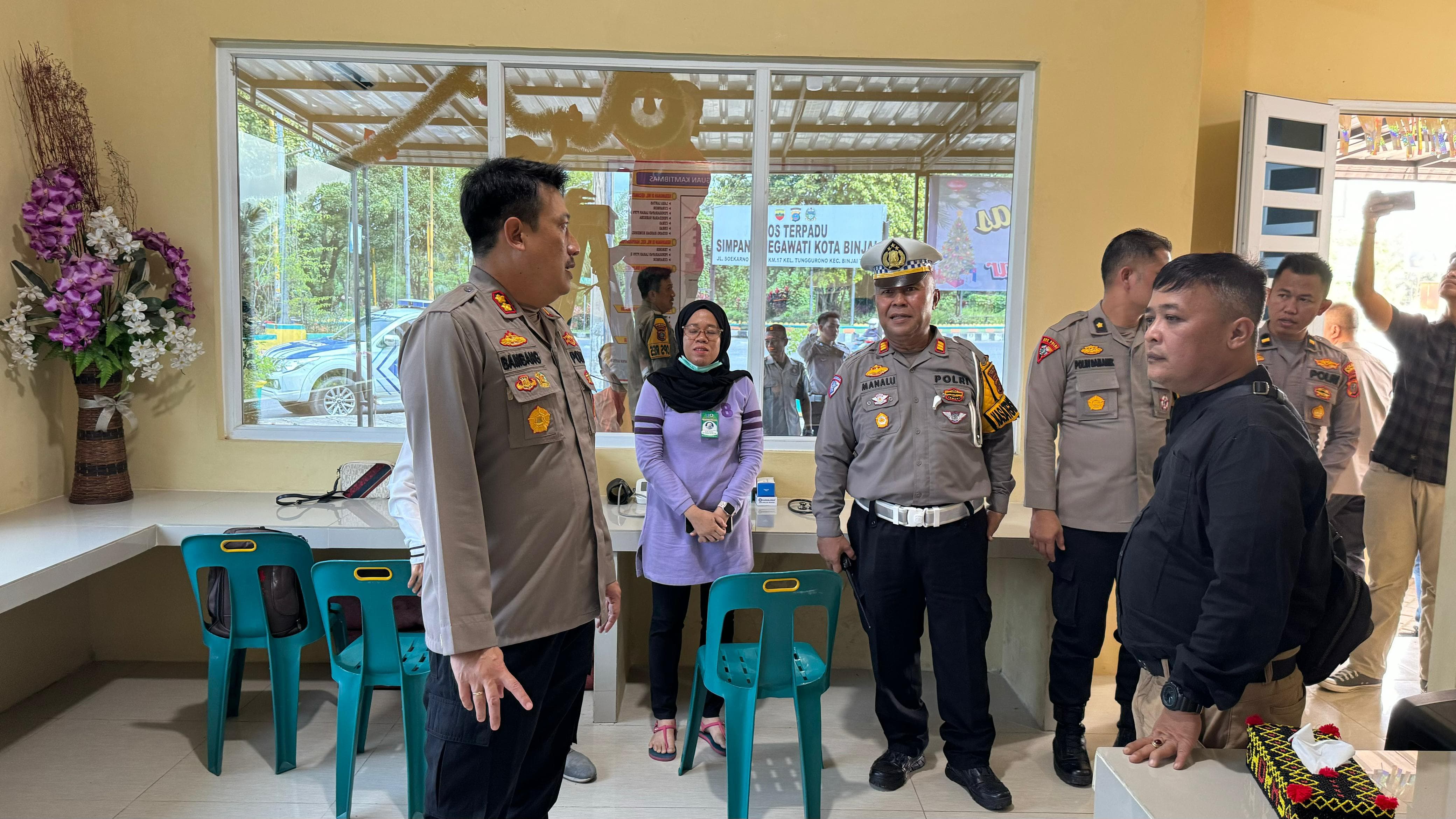 POSPAM: Kapolres Binjai, AKBP Bambang Christanto Utomo saat meninjau pospam.(Humas Polres Binjai/Sumut Pos)