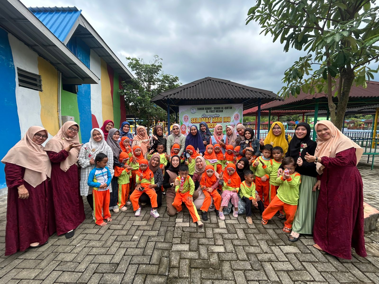 BERSAMA: Guru da Siswa TK Al- Fauzi Medan&nbsp;foto&nbsp;bersama.