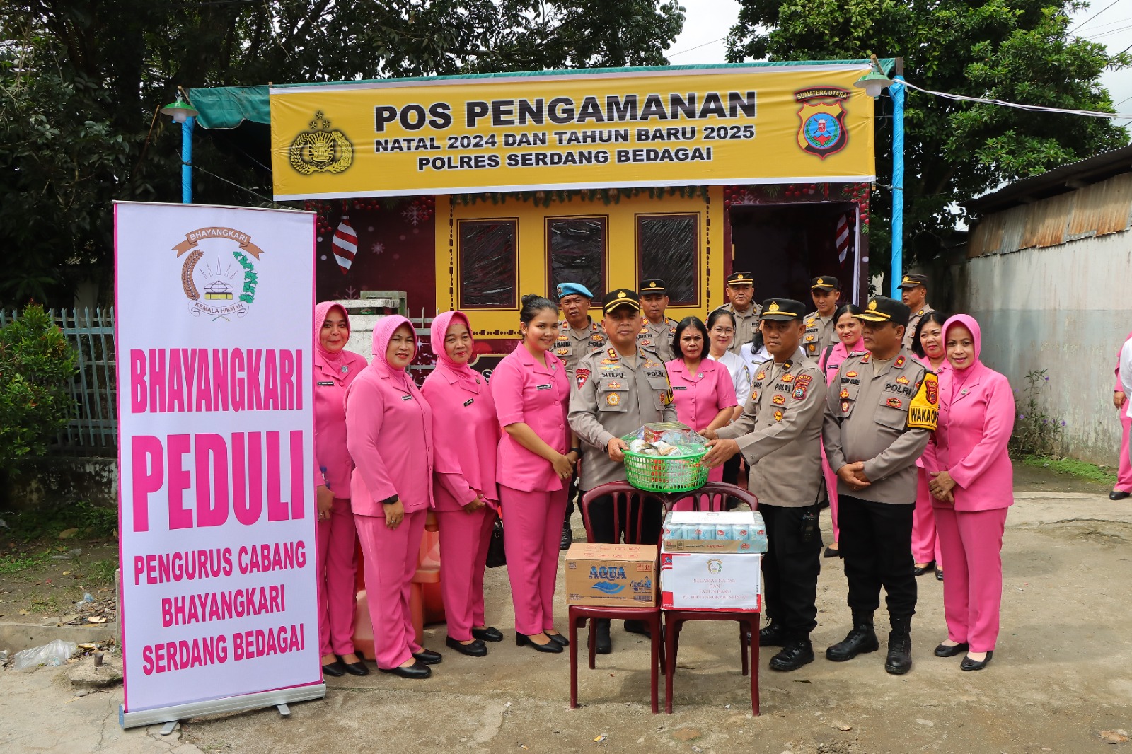 KUNJUNG: Kapolres Sergai AKBP Jhon  Hery Sitepu didampingi ketua Bhayangkari Kabupaten Serdangbedagai beserta rombongan saat mengunjungi Pos Pam dan Pos Yan. (humas&nbsp;Polres&nbsp;Sergai)