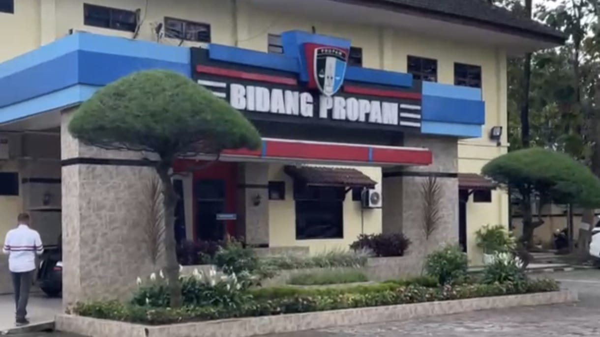 PROPAM: Pengacara saat membuat aduan ke Propam&nbsp;Polda&nbsp;Sumut.