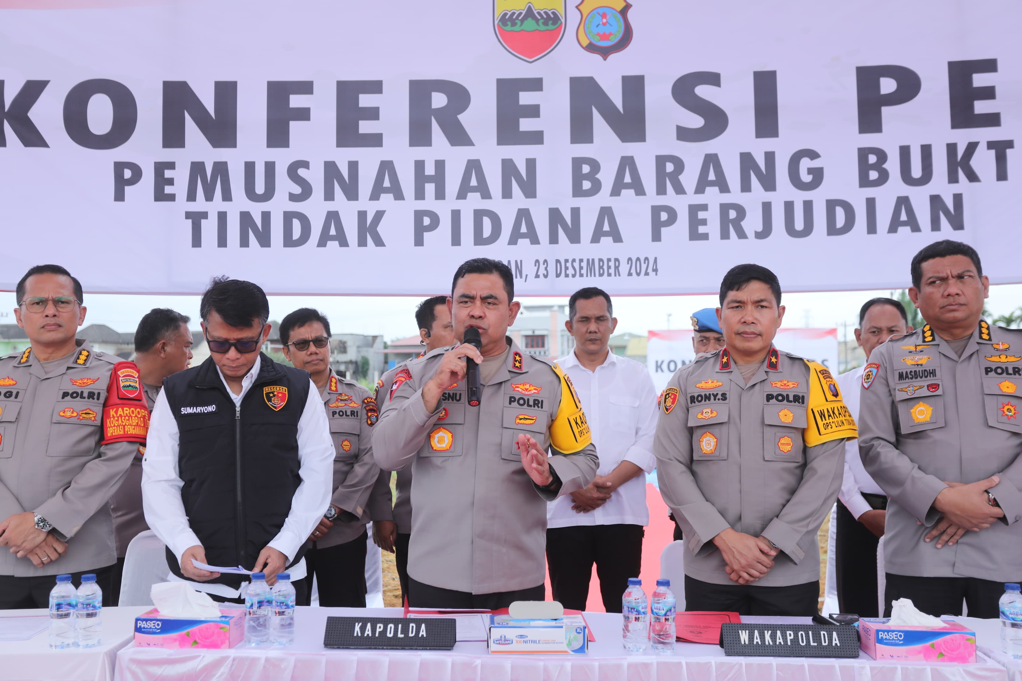 JUDI: Kapolda Sumut, Irjen Pol Whisnu Hermawan Februanto saat mengungkap dan memusnahkan alat mesin judi, di Lapangan Mapolda Sumut, Senin (23/12/2024). Sumut Pos/Dokumen&nbsp;Pribadi