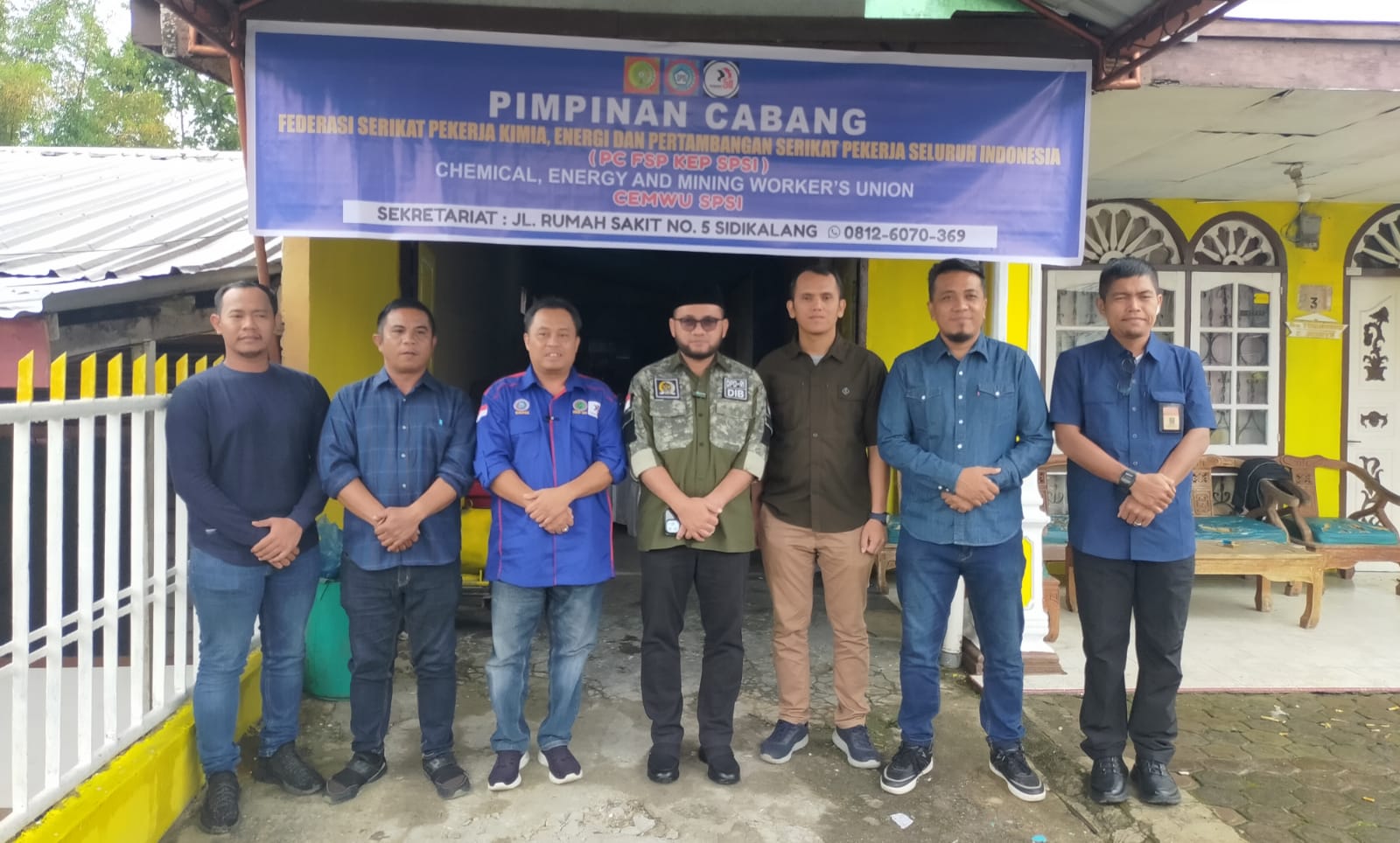 DIABADIKAN: Anggota DPD RI, Dedi Iskandar Batubara diabadikan bersama Ketua PD FSP Kep SPSI Sumut, Rio Affandi Siregar serta Ketua PC FSP Kep SPSI Dairi, Aries Tumangor didampingi Sekretaris, Rido S.