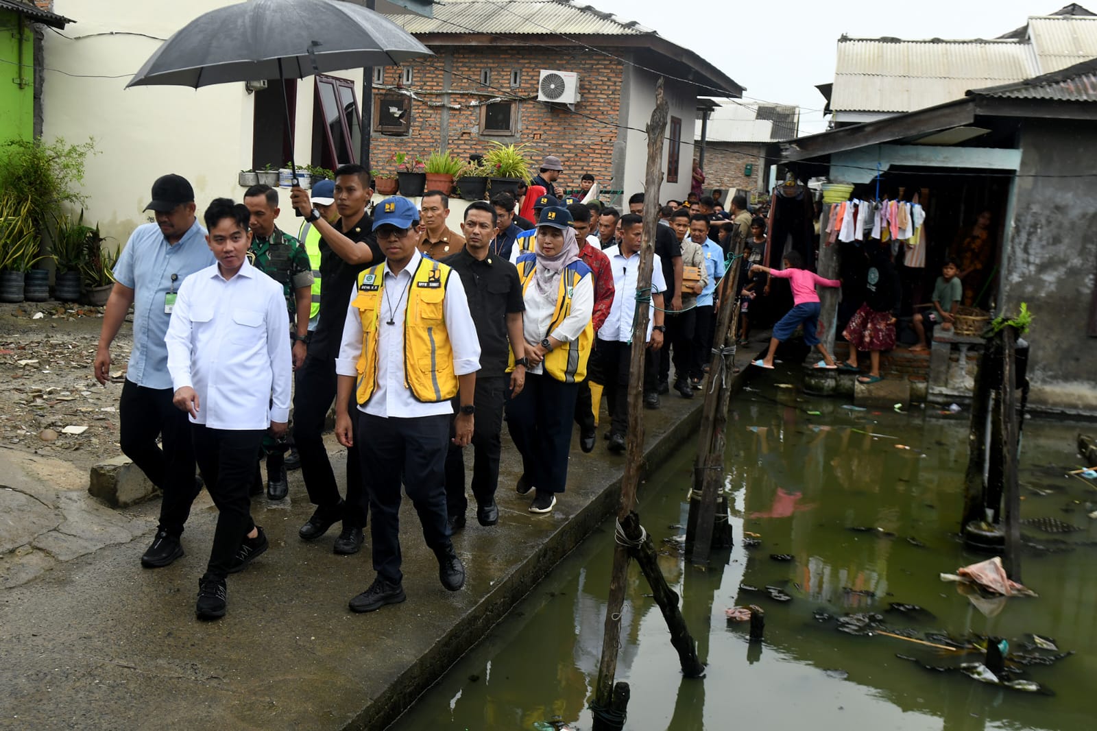KUNJUNG: Wakil Presiden RI Gibran Rakabuming Raka didampingi Pj. Sekda Provnsi Sumatera Utara (Sumut) Effendy Pohan, dan Wali Kota Medan Bobby Afif Nasution meninjau penanganan masyarakat miskin.