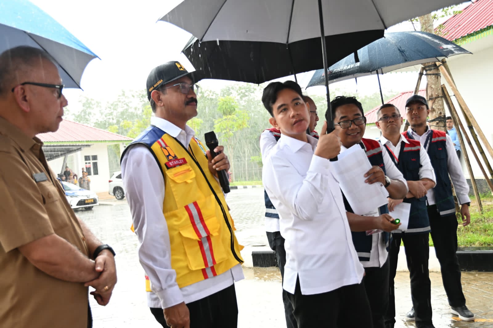 TINJAU: Wakil Presiden (Wapres) RI Gibran Rakabuming didampingi oleh Pj. Sekretaris Daerah Provinsi Sumatera Utara (Sumut) Effendy Pohan meninjau Gerbang Tol Tanjung Pura, Kabupaten Langkat, Sumut.