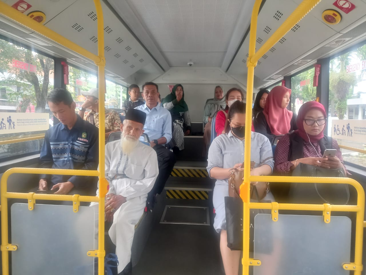 Kadishub Kota Medan, Iswar Lubis saat menumpangi Bus Listrik menuju kantor Dinas Perhubungan Kota Medan di Jalan Pinangbaris, Selasa  (24/12/2024). (Markus Pasaribu/Sumut&nbsp;Pos)