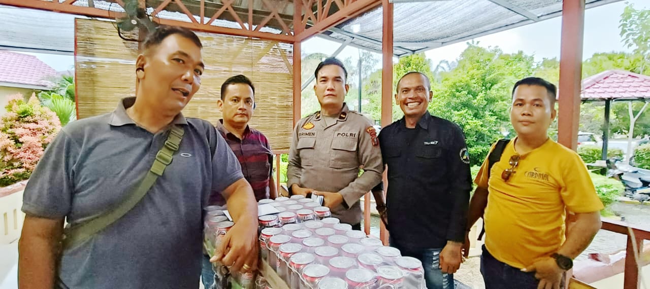 BINGKISAN: Sejumlah wartawan saat menerima bingkisan natal dari PN Sei Rampah. (fadli/sumutpos)