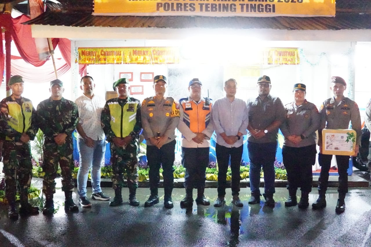 TINJAU : Pj Wali Kota Tebingtinggi Moettaqien Hasrimi bersama OPD dan Forkompinda melakukan peninjuan gereja dan posko Nataru.